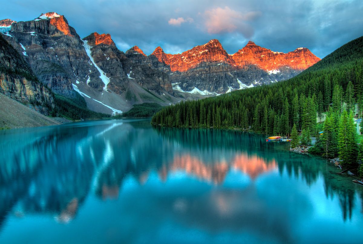 Red peaks above a turquoise lake